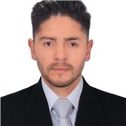 Profesor que imparte clases a adultos y niños